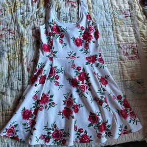 Kohls. Size 8. White with red roses